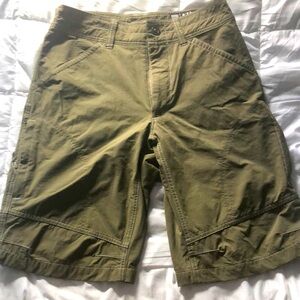 Mens Kuhn 30” olive shorts